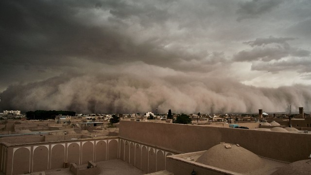 İranda qum fırtınasından zərər çəkənlərin sayı artdı